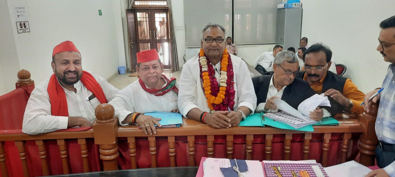सपा गठबंधन प्रत्याशी अपना नामांकन करते हुए