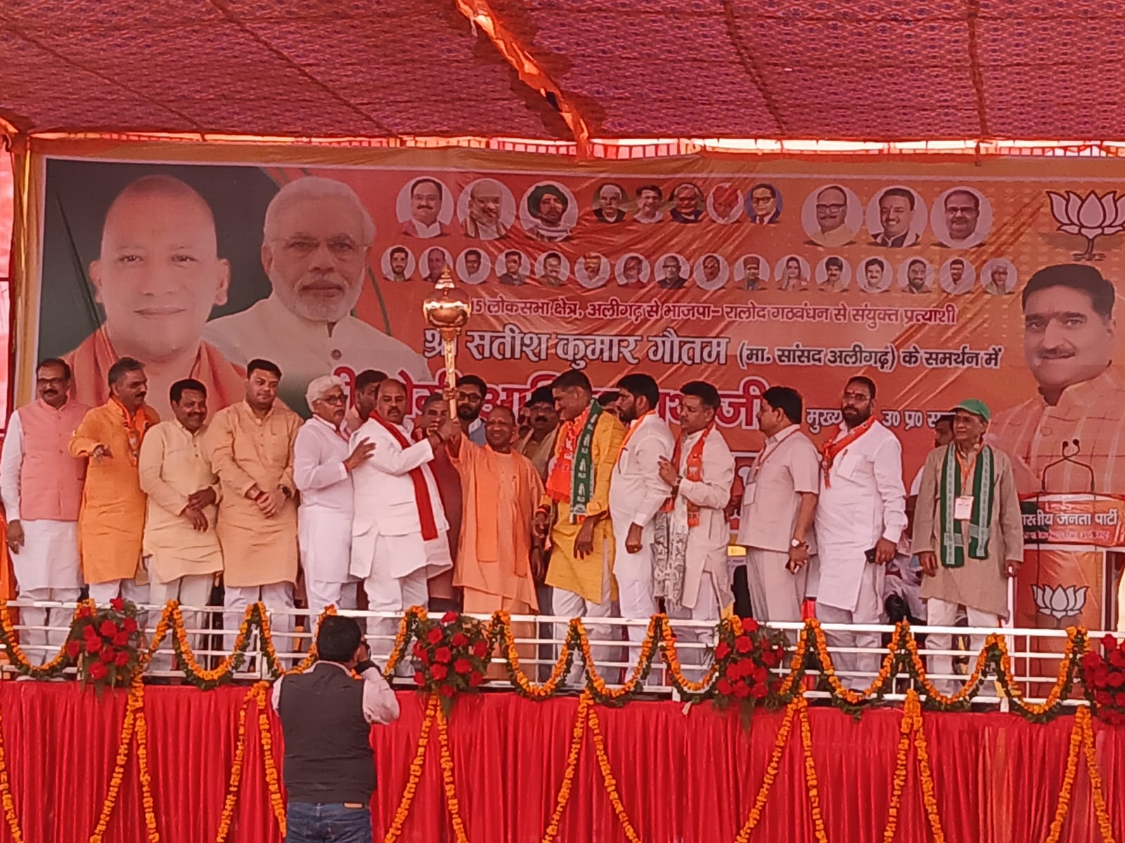 योगी आदित्यनाथ को गदा भेंट करते भाजपाई