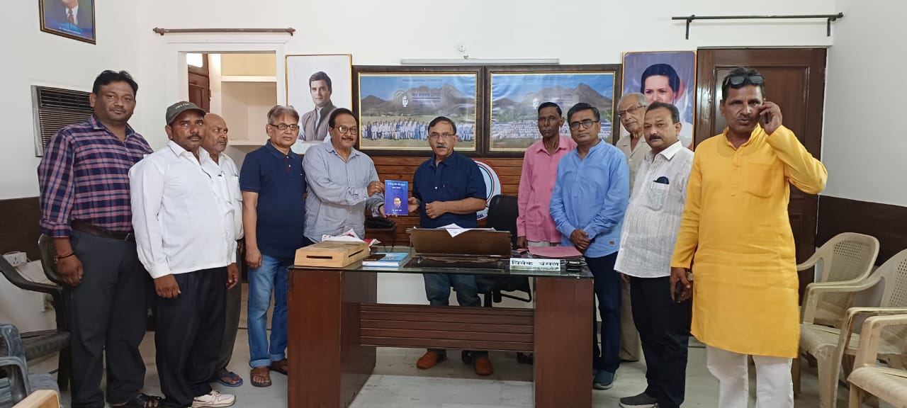 डा० शंकरलाल ने विवेक बंसल को भेंट की अपनी कृति