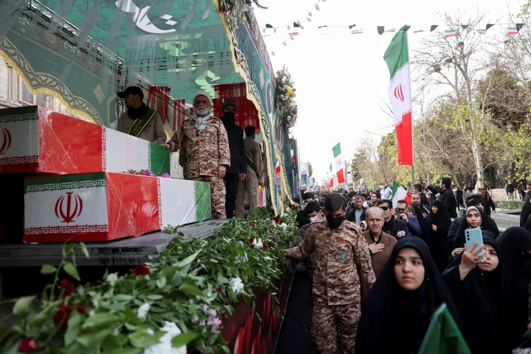 अमेरिका–ईरान तनाव: युद्ध की आहट के बीच शांति की कोशिशें जारी